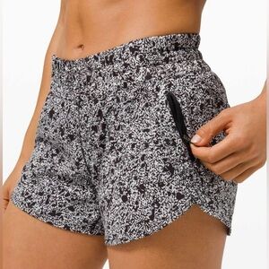 Lululemon Tracker Short V 4” – Sporadic Black Rhino Grey Size 4
